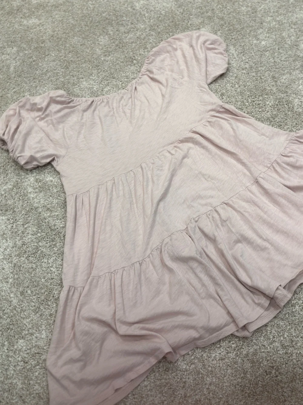 NWOT Velvet by Graham & Spencer Blush Pink Tiered Puff-Sleeve Dress